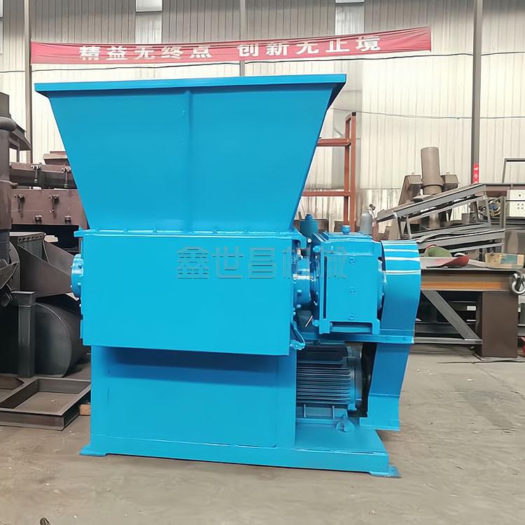 Waste plastic shredder, waste machine head material shredding equipment, simple operation