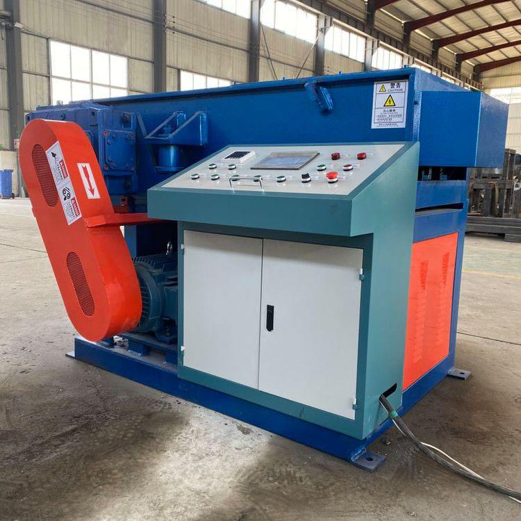 The operation of the waste plastic film crusher is simple