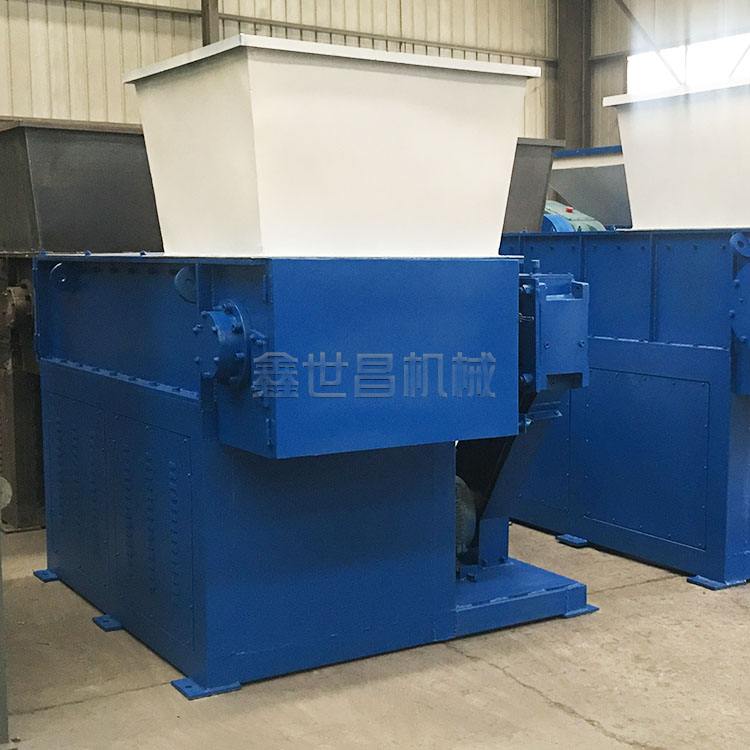 Waste plastic shredder, waste machine head material shredding equipment, simple operation