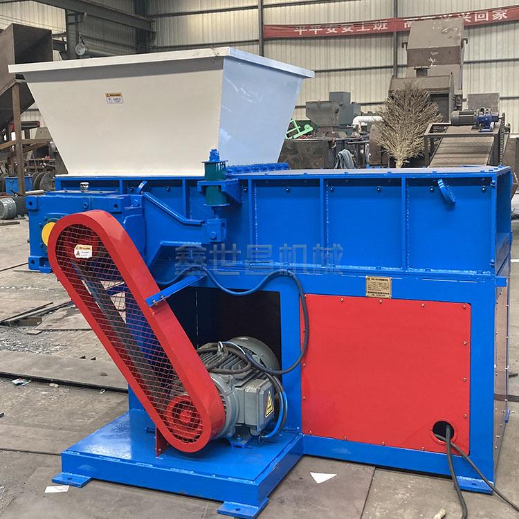 Waste plastic shredder, waste machine head material shredding equipment, simple operation