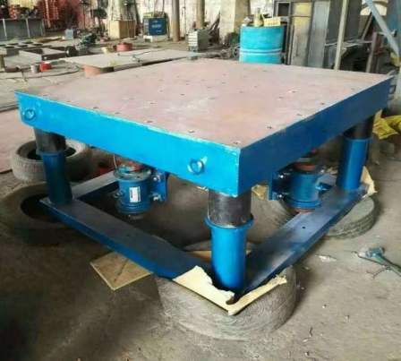 Refractory castable vibration platform