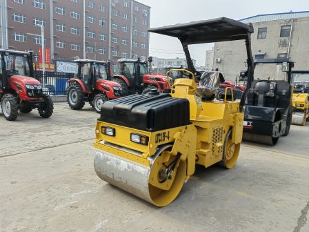 Mini 3.5 Tons Road Roller/Comapctor with High Pressure Water Pump Sprinkler System