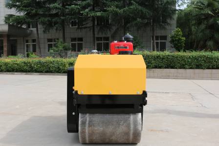 Hand-Pushed Road Roller Using Vertical Direct-Spray Air-Cooled Engine