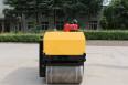 Hand-Pushed Road Roller Using Vertical Direct-Spray Air-Cooled Engine