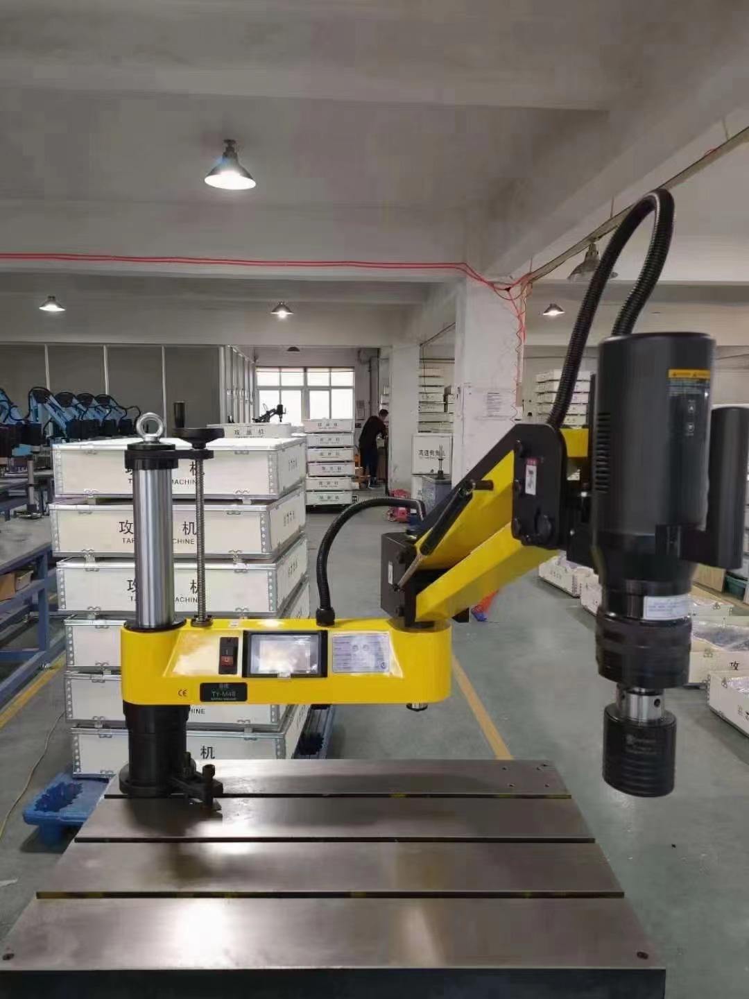 Automatic handheld universal rocker arm for oil injection and air blowing of dynamic tapping machine