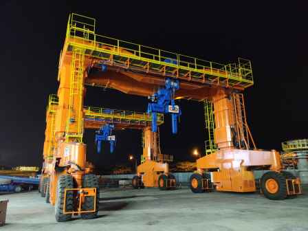 Lifting and transport of miscellaneous large containers is simple with Travlift,Mobile gantry crane