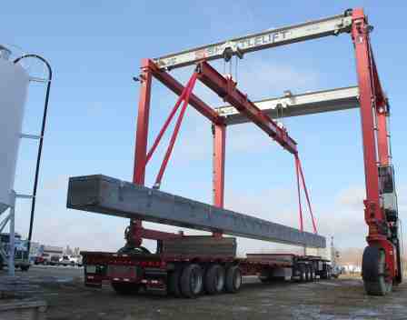 Mobile gantry crane on tyres (two units): the machines work in couple to handle precast concrete beams