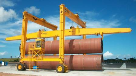 Mobile gantry crane lift OCEANWINGS in  shipping industry