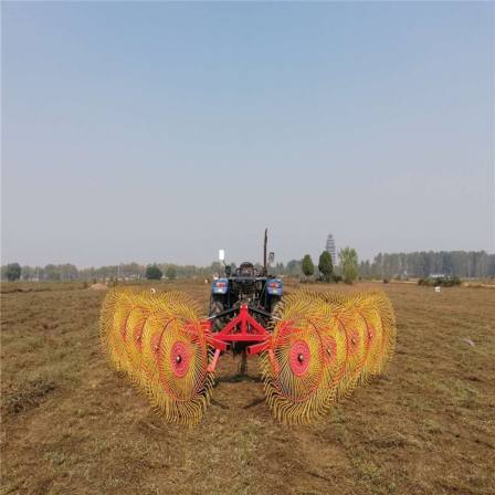 The wheat straw rake can be paired with a large straw bundling machine with a disc type rotating rake