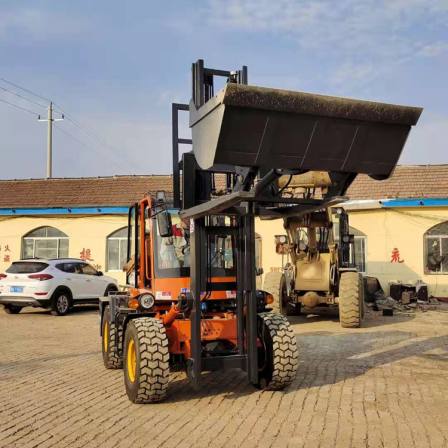 The first heavy industry in four-wheel drive off-road forklifts has a high chassis and good off-road performance with a bucket on muddy roads