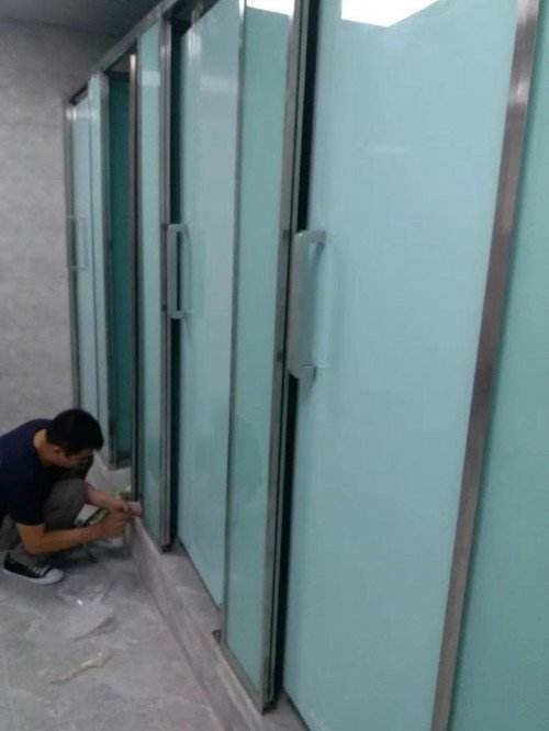 Installation of partition materials for restrooms, public restroom partitions, shopping malls, station toilets, glass partition doors, including accessories