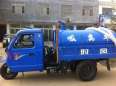 Miniature large residential area road cleaning and dust suction three wheeled manure truck Huihong