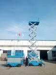 Traction lifting platform vehicle, mobile scissor lift, street lamp, municipal maintenance, electric lifting vehicle