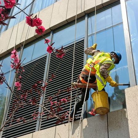 Professional cleaning of glass curtain walls, cleaning of high-altitude facades, ensuring safe and secure cleaning by Bailiheng