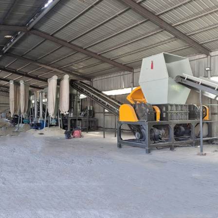 Waste refrigerator crushing production line Xinlianda Mechanical refrigerator decomposition machine is sturdy and durable, with sufficient production capacity