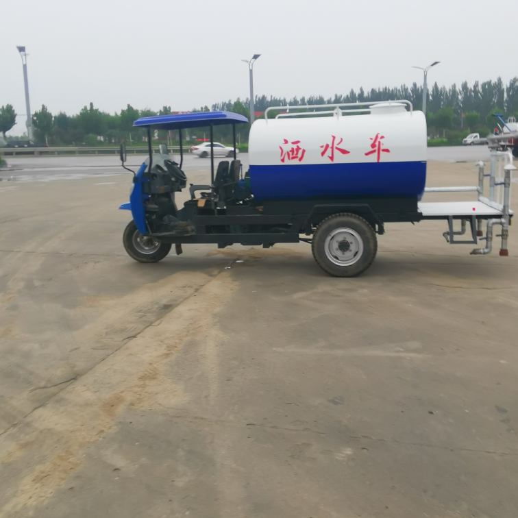 Dust reduction on the construction site of the Five Marches, three wheeled sprinkler trucks, agricultural road flushing and spraying trucks, low noise