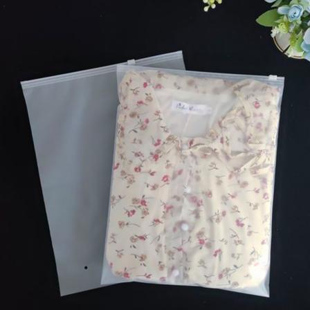 Dehaojia plastic clothing bag is used in the clothing and knitting industry to prevent dust and protect the environment. It can support customized logo printing