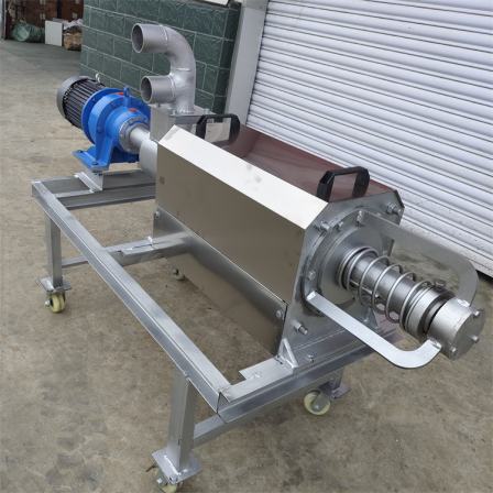 The stainless steel wet and dry separator in a large aquaculture farm has good wear resistance and is easy to operate