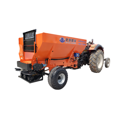 Small dragon manure spreader with 50 horsepower traction manure spreader and chicken manure lifting machine
