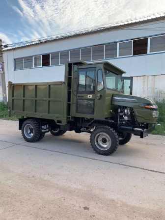 The rear of the four-wheel drive vehicle for transporting rock debris in mountainous areas is a dual row agricultural tractor with a diesel engine that does not have 32 horsepower