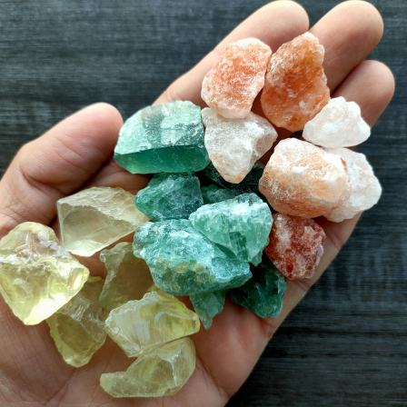 Manufacturer produces colored fluorite raw stone fish tank decoration, crystal stone ornaments, and fluorite particles for aromatherapy