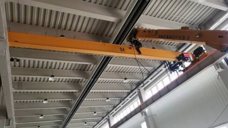 Operation and hoisting of a new type of electric hoist for European cranes, with a single beam of 3 tons and 5 tons, in the HD type track sliding contact line workshop