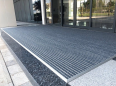 The aluminum alloy floor mat at the hotel entrance is embedded in the outdoor mud scraping and dust prevention system. The anti-skid mat at the entrance of the shopping mall is used for dust removal