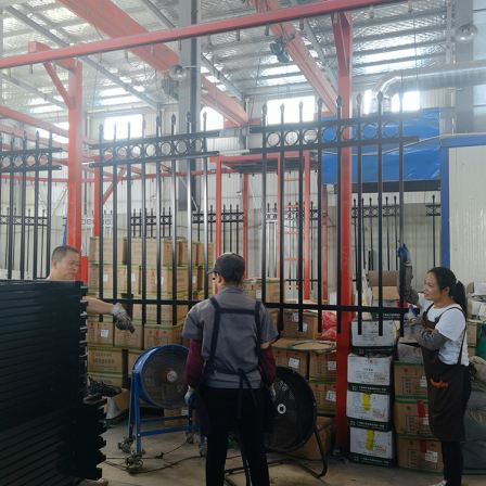 Customized Isolation Fence for Zinc Steel Community: Nanning Factory's Spray Plastic Fence Contract for One meter Park Fence Customization