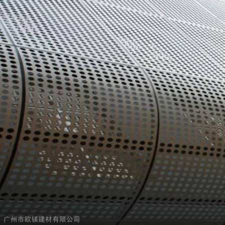 2.0 thick fluorocarbon profiled aluminum veneer at the front of the store. The exterior wall, eaves, and perforated aluminum panel curtain wall of the shopping mall