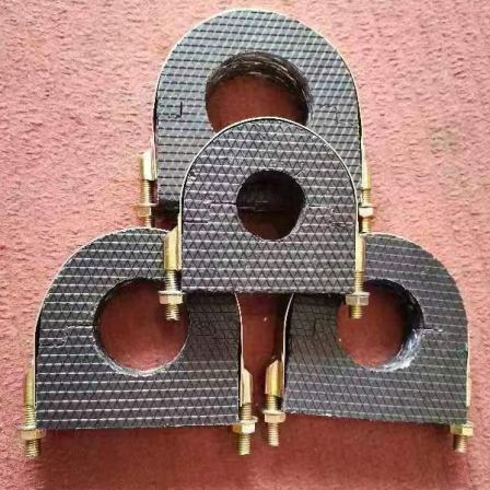 Wooden pipe supports for air conditioning, iron clamps for pipe supports, rubber and plastic insulation, cold insulation, anti vibration, and full circle