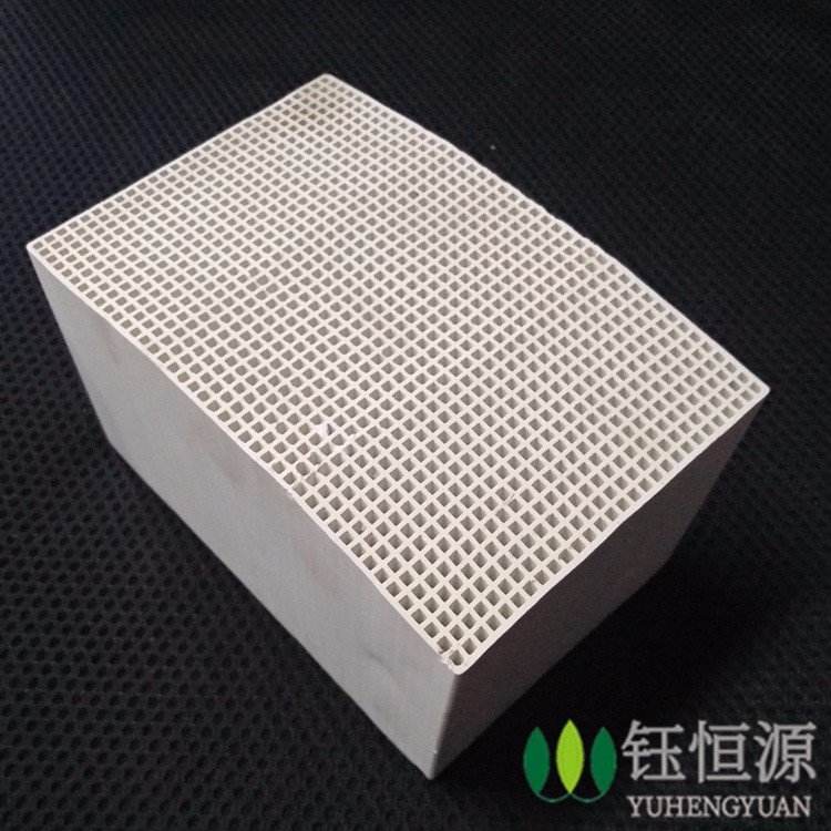 High temperature white honeycomb ceramic thermal storage body with strong compressive strength, supplied by manufacturers as kiln filler