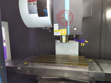 VMC855 vertical machining center manufacturer's four axis linkage for continuous improvement of two machine tools