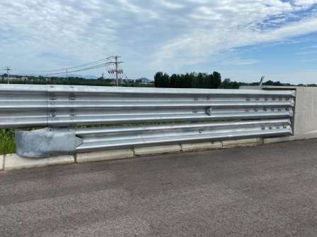 Expressway anti-collision hot-dip galvanized wave shaped bridge guardrail,
