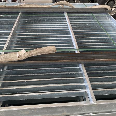 Flat grid grille and lifting bracket for blocking sewage in river channels, cleaning and filtering of sewage, stainless steel mesh 90S503