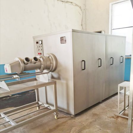 Dingguan low-temperature bone meat separator Pet food processing equipment chicken rack meat paste extruder