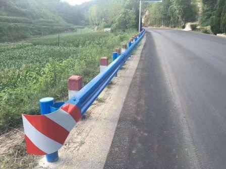 Large supply of corrugated guardrail boards for expressways, two waves and three waves, column caps,
