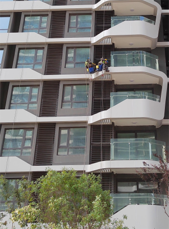 Cleaning of exterior walls of high-rise buildings and factories, cleaning of stone facades and glass curtain walls for high-altitude operations