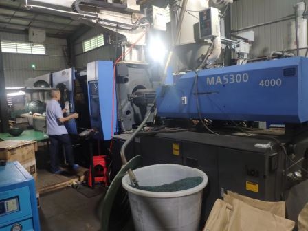 The second-hand Haitian servo 530 ton injection molding machine factory is in good condition during production