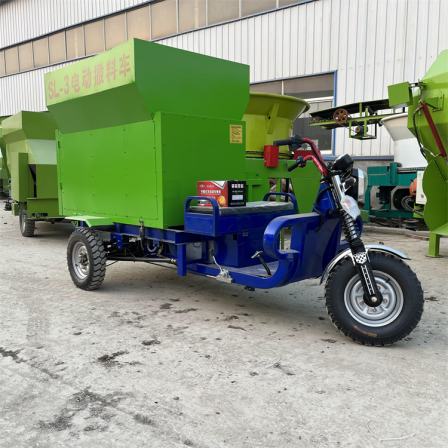 Three wheeled feed feeding truck, cattle and sheep feed spreading truck, diesel dual side discharge feeding truck