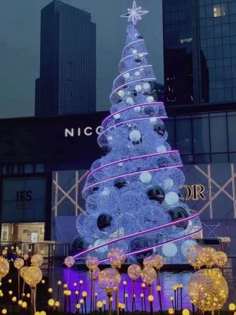 Large frame Christmas tree shopping mall, square display window, beautiful display, outdoor Christmas metal art, and customized design of luminescent trees
