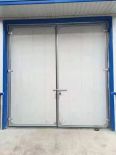 Colored steel sandwich panel door opening method is simple and various styles are used for industrial flat door opening in large workshops in Deshun