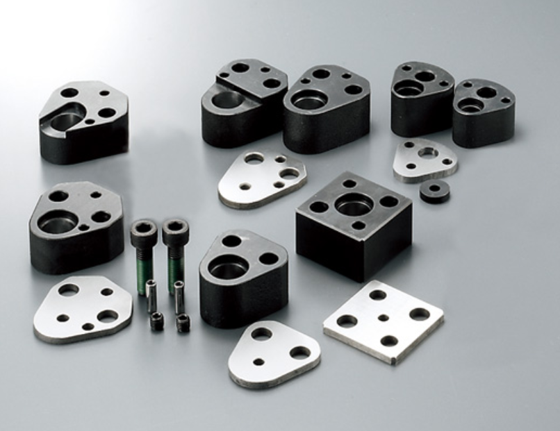 Fixed block components for machining standard cutting edges with punch fixed seats