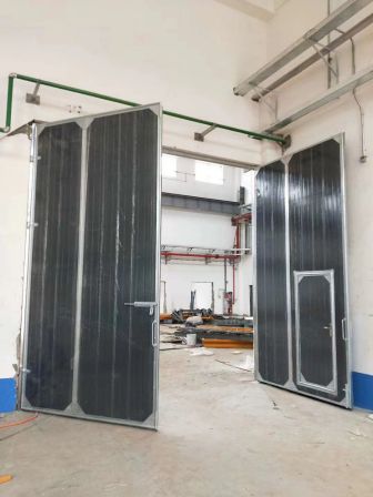 Industrial sliding doors are easy to install and can be customized with insulation composite double-sided color steel plate. The door is opened horizontally in Deshun