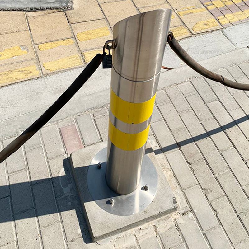 Hairline Finish SS304 SS316 Fixed Street Traffic Bollard With Hook for Chains Flexible Protection Road Bollards