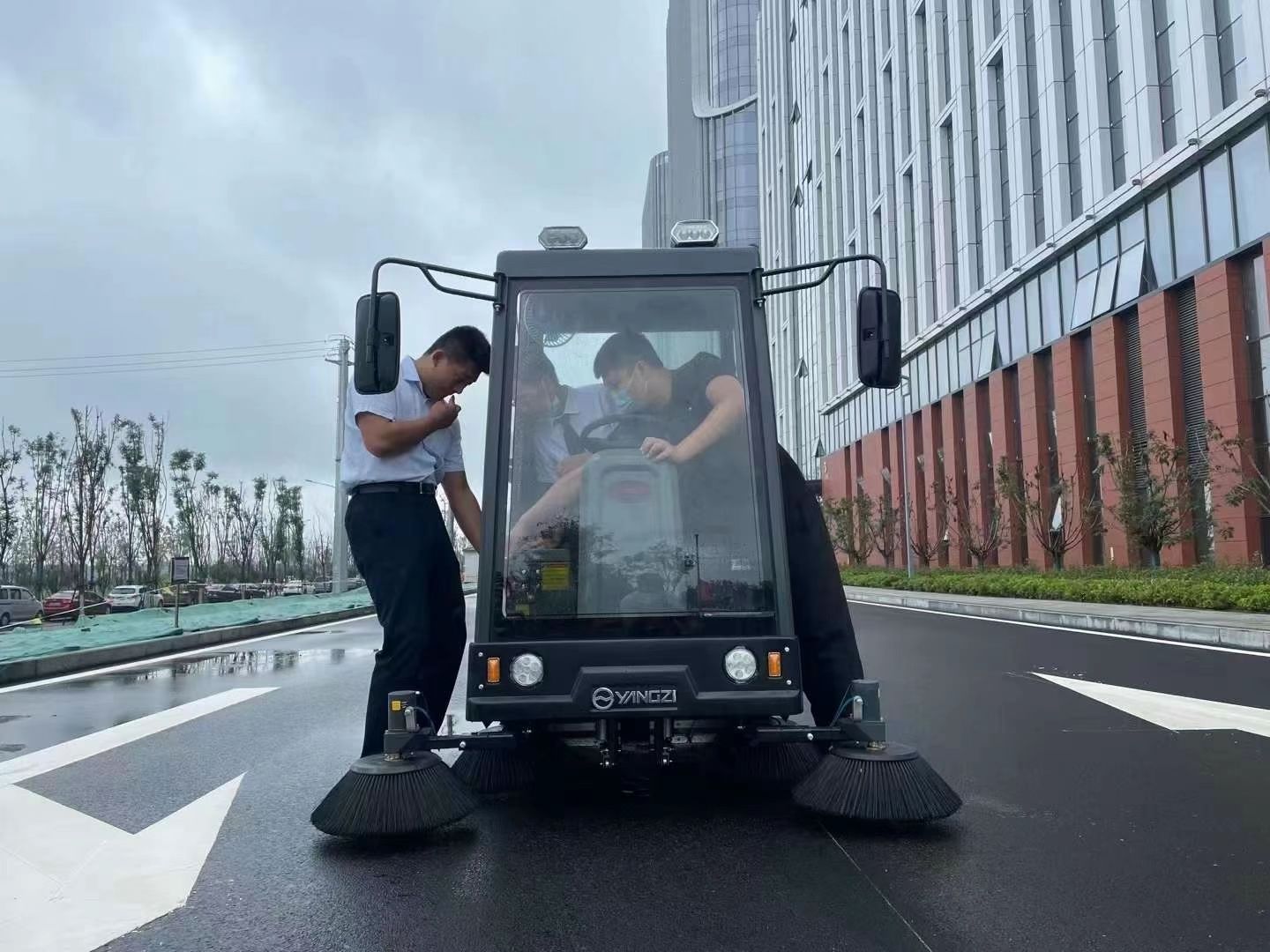 Yangzi Road Sweeping Machine Automatic Floor Sweeper Ride-on Road Sweeper For Parking Lot