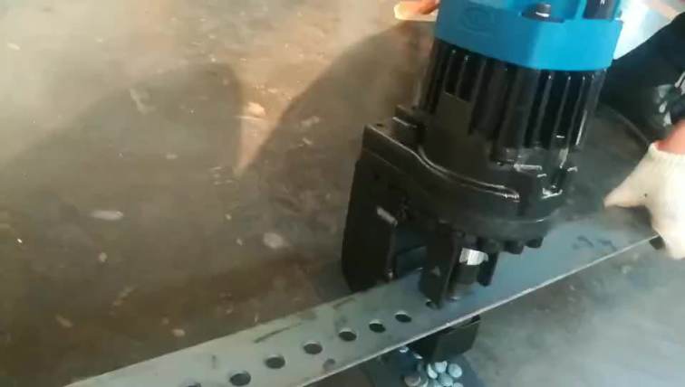 Hydraulic machinery for punching machine hole portable cordless hand puncher
