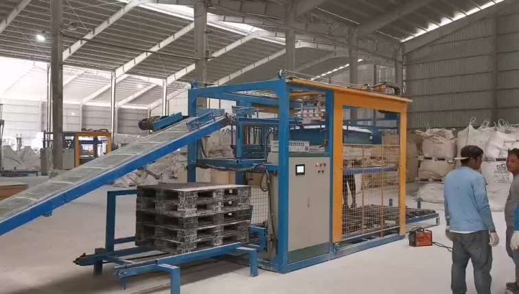 Automatic palletizer machine for palletizing bags