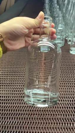 Wholesale low moq 375ml 500ml 700ml 750ml Different Sizes glass liquor bottles for vodka whisky rum gin