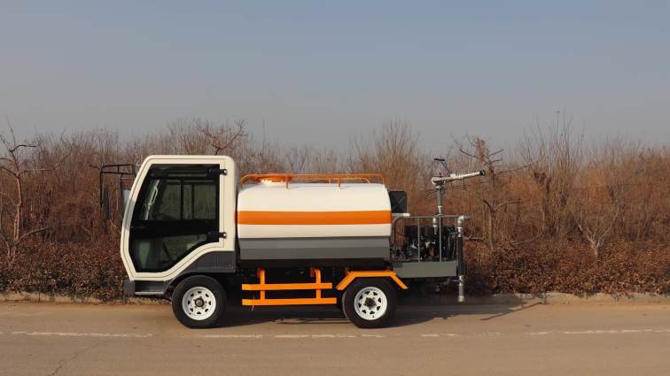 Fast Delivery Unique Design Full Functioning Four Wheeled Road Sprinkler Truck