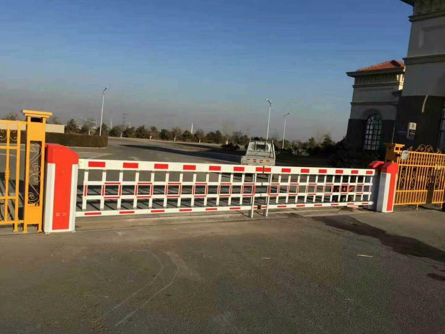 The New car access aluminum alloy barrier gate parking barrier gate